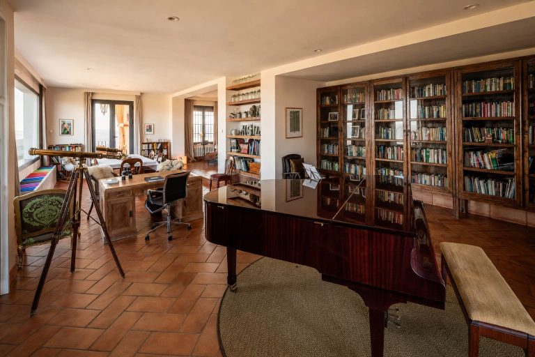 Biblioteca con piano