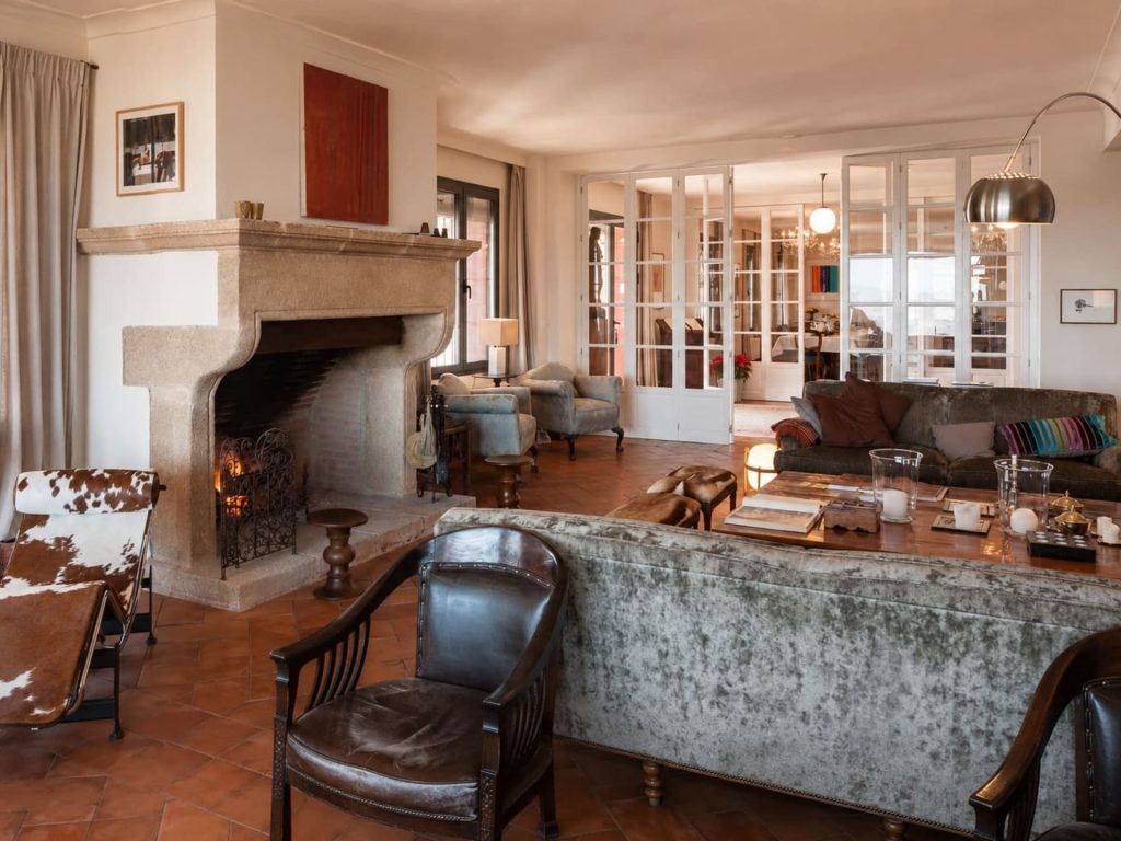 Gran salón con chimenea