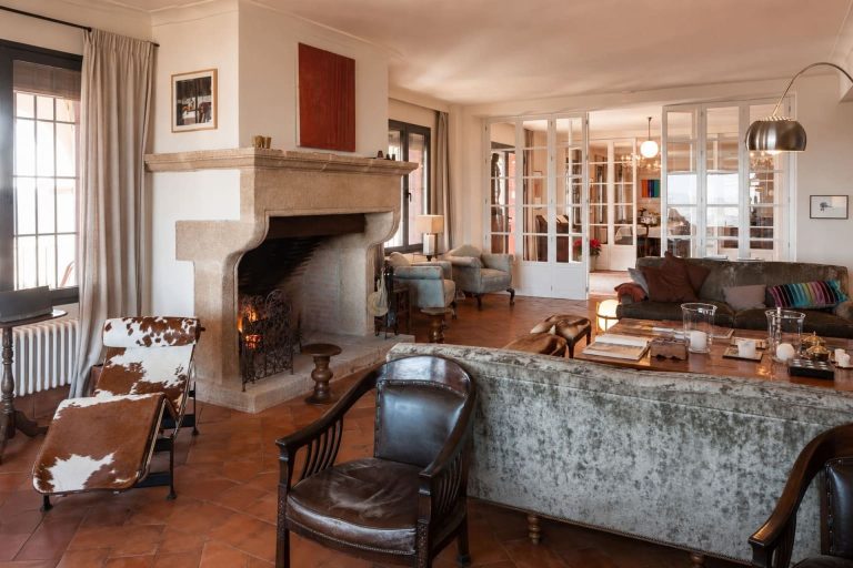 Gran salón con chimenea